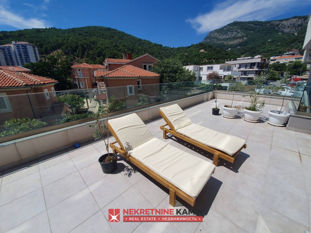 Budva'da yeni bir binada kiralık modern tek yatak odalı daire